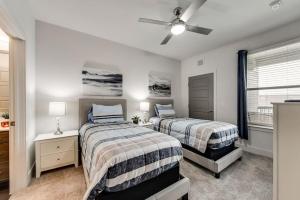 艾伦ALL034 - Luxe 2BD 2BA Apt in Allen的带两张床和吊扇的卧室