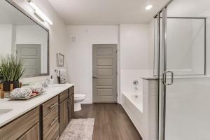 艾伦ALL034 - Luxe 2BD 2BA Apt in Allen的带淋浴、马桶和水槽的浴室