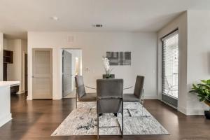 ALL034 - Luxe 2BD 2BA Apt in Allen的休息区