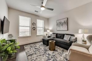艾伦ALL034 - Luxe 2BD 2BA Apt in Allen的带沙发和桌子的客厅