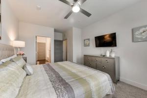 ALL034 - Luxe 2BD 2BA Apt in Allen客房内的一张或多张床位