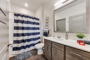 ALL034 - Luxe 2BD 2BA Apt in Allen的一间浴室