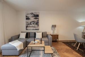 Mole Residence by Homenhancement في جنيف: غرفة معيشة مع أريكة زرقاء وطاولة