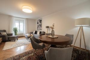 Mole Residence by Homenhancement في جنيف: غرفة معيشة مع طاولة وكراسي