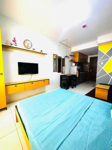 a bedroom with a large blue bed in a room at Horizons 101- at Heart of Cebu in Cebu City