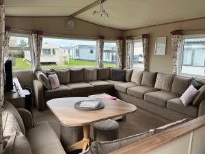 Posezení v ubytování Tattershall Lakes Kingfisher Caravan 8 berth with Hot tub & WiFi + 25 fotografií