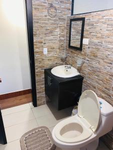 un bagno con un water e un lavandino di Hostal Casa San Fernando Tumbaco a Tumbaco