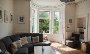 ein Wohnzimmer mit einem Sofa und einem Tisch in der Unterkunft Castle Beach in Broughty Ferry