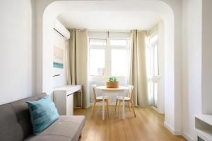 salon z kanapą i stołem w obiekcie Estudio Apolo Beach I w Marbelli