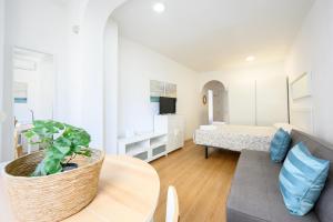 salon z kanapą i stołem w obiekcie Estudio Apolo Beach I w Marbelli