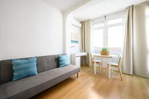 salon z kanapą i stołem w obiekcie Estudio Apolo Beach I w Marbelli