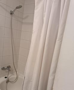 eine Dusche mit Duschkopf und Duschvorhang in der Unterkunft Departamento Aquamar in Viña del Mar
