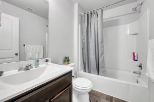 Koupelna v ubytování @ Marbella Lane - Polished 3BR Home in Austin TX + 32 fotografií