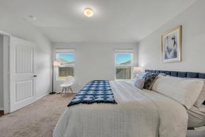オースティンにある@ Marbella Lane - Polished 3BR Home in Austin TXの大きなベッドと窓のある寝室