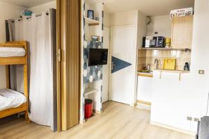 Kleines Zimmer mit einem Bett und einer Küche in der Unterkunft Pont du Verdon - 207 - Vue montagne 4 pers in Allos