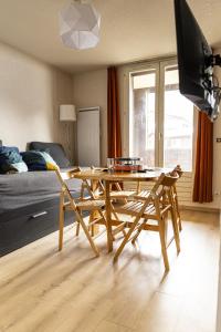 ein Wohnzimmer mit einem Tisch und 2 Stühlen in der Unterkunft Pont du Verdon - 207 - Vue montagne 4 pers in Allos