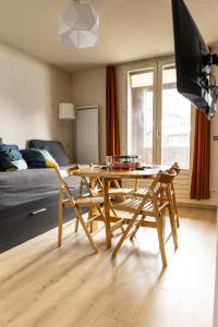 un salon avec une table et deux chaises dans l'établissement Pont du Verdon - 207 - Vue montagne 4 pers, à La Foux