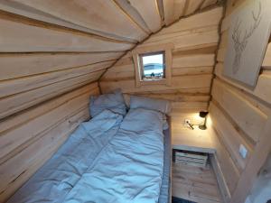 a bed in the corner of a tiny house at Wolpertinger | Camping-Aach in Oberstaufen