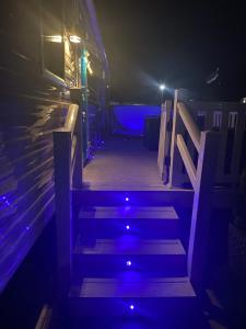 um conjunto de escadas com luzes azuis sobre eles em Tattershall Lakes Kingfisher Caravan 8 berth with Hot tub & WiFi em Tattershall