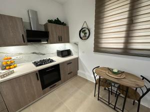 Кухня или мини-кухня в Anemos Villa Stegna

