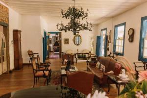 a living room filled with furniture and a chandelier at Resort Fazenda 3 Pinheiros in Engenheiro Passos