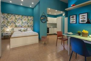 um quarto com uma cama e uma parede azul em Blu Flat em Bolonha