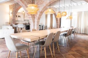 een eetkamer met een grote houten tafel en stoelen bij Agriturismo Antica Corte - Glicine in Montepulciano