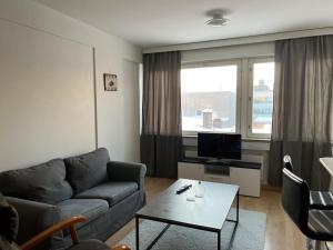 een woonkamer met een bank en een tafel bij Apartment Kopin2 in Kokkola