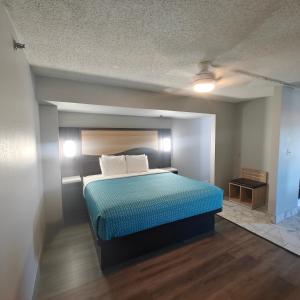 A bed or beds in a room at Mountain Vista Inn & Suites - Parkway