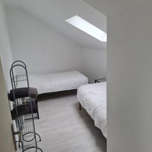 Cette chambre comprend 2 lits et une échelle. dans l'établissement Gite Les Mouettes Blessées, au Crotoy