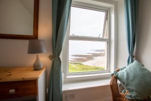 Un dormitorio con una ventana con vista al mar. en Atlantic Court, en Bude 34 fotos más
