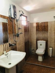 y baño con aseo y lavamanos. en Weligama Bay House, en Weligama