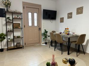 Телевизор и/или развлекательный центр в Anemos Villa Stegna