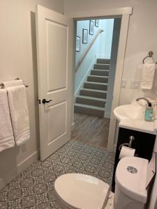 La salle de bains est pourvue de toilettes, d'un lavabo et d'escaliers. dans l'établissement Avenue of the Giants Pepperwood Place (#2), 