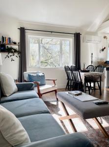 sala de estar con sofás, mesa y ventana en Avenue of the Giants Pepperwood Place (#2), 