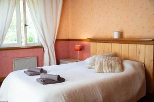 ein Schlafzimmer mit einem Bett mit zwei Handtüchern darauf in der Unterkunft Maison Périgourdine avec piscine in Montignac