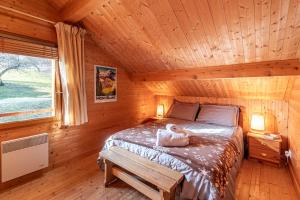 サランシュにあるSmartStay - Chalet face au mont Blancのログキャビン内のベッドルーム1室