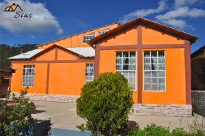 uma casa com uma laranja em Departamentos - Cabañas Sias em Creel