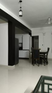 班加羅爾的住宿－Sai Siri 2bhk Service Apartments，厨房以及带桌椅的用餐室。