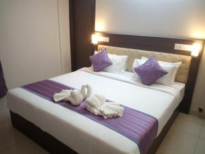 班加羅爾的住宿－Sai Siri 2bhk Service Apartments，酒店客房的床上配有2条毛巾