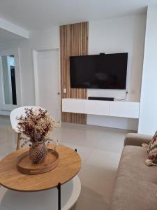 a living room with a coffee table and a television at Apartamento de lujo Morros ULTRA con vista y acceso directo al mar , Cartagena de Indias in Cartagena de Indias