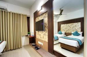 班加羅爾的住宿－Sai Siri 2bhk Service Apartments，酒店客房设有两张床和电视。