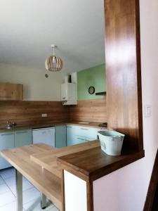 MervilleにあるLe Maraisの部屋にある木製のテーブルのあるキッチン