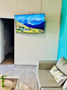 Una televisión o centro de entretenimiento en Casa Completa