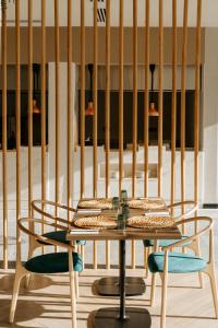 stół i 2 krzesła w pokoju w obiekcie R2 HIGOS BEACH w mieście Costa Calma