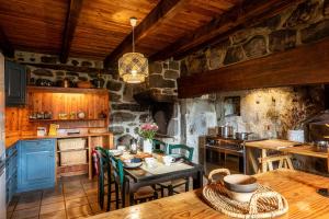 Kuchyňa alebo kuchynka v ubytovaní L'Impradine, grand gîte vue et nature splendides