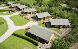 een overzicht van een rij huizen bij Glamping Betuwestrand in Beesd