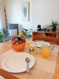 a table with a plate and a bowl of fruit at Exclusivo y luminoso Estudio c/Balcón in Buenos Aires