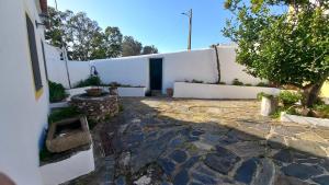 une cour avec un bâtiment blanc et une porte dans l'établissement Casa Grande, 