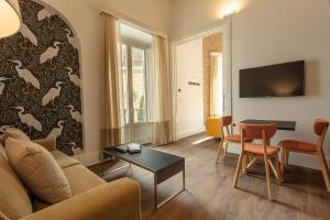 格拉纳达Casa Miravalle Catedral的带沙发和桌子的客厅